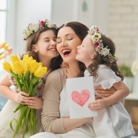 Des soeurs offrent des tulipes et une carte à leur maman